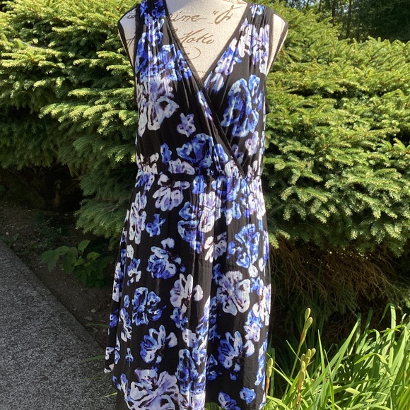 Simply Vera Vera Wang Dresses & Skirts - Simply Vera Vera Wang Sleeveless V Neck Floral Dress